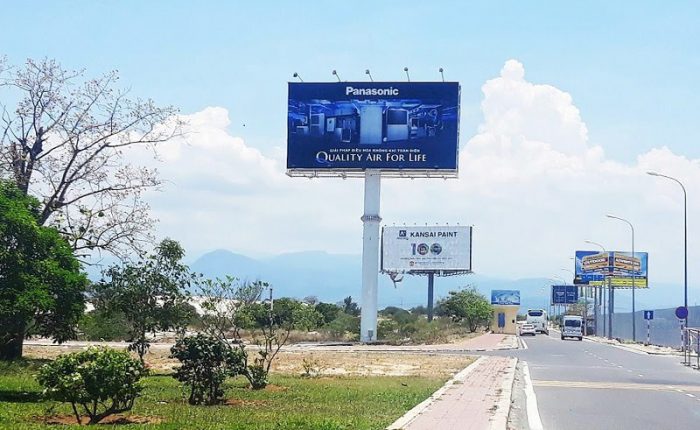 Billboard quảng cáo ngoài trời thường thấy tại các tuyến đường lớn.