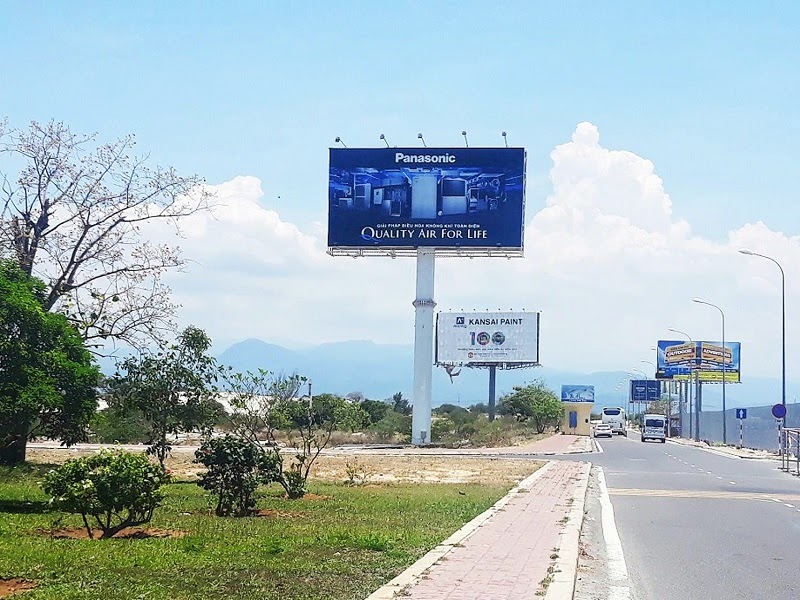 Billboard quảng cáo ngoài trời thường thấy tại các tuyến đường lớn.
